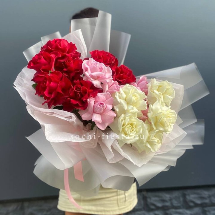 Микс из 17 роз в Королёве