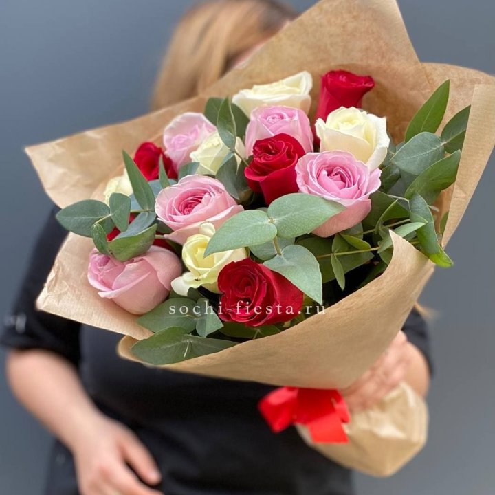 Букет из 15 роз с эвкалиптом в Королёве