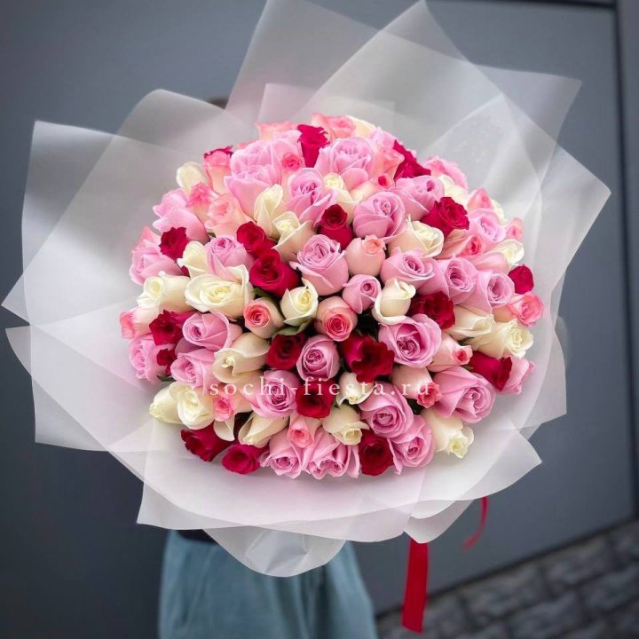 101 разноцветная роза "Карусель" в Королёве