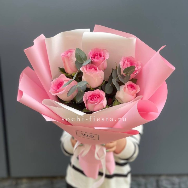 7 роз с эвкалиптом в Королёве