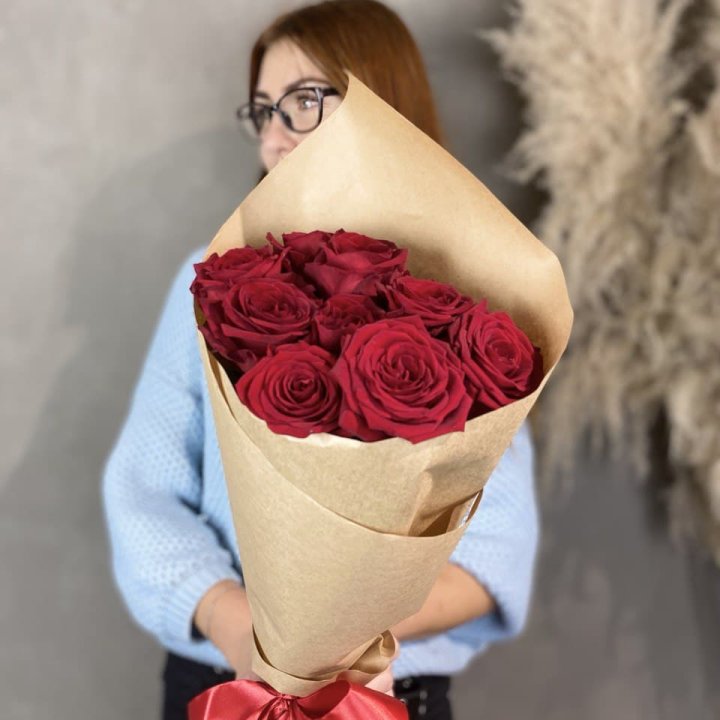 9 красных роз в крафте в Королёве