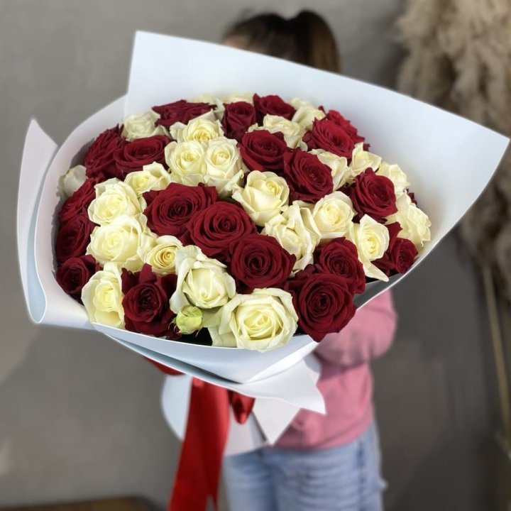 51 красная и белая роза в Королёве