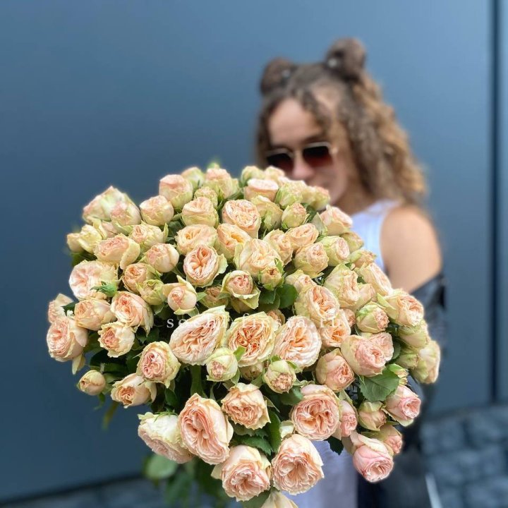 25 пионовидных роз в Королёве