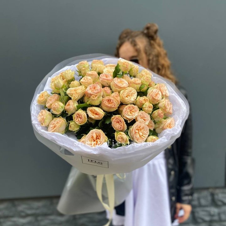 15 пионовидных роз в Королёве