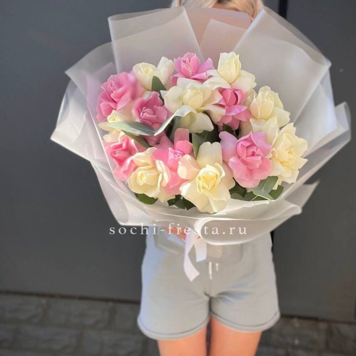 15 бело-розовых роз в Королёве