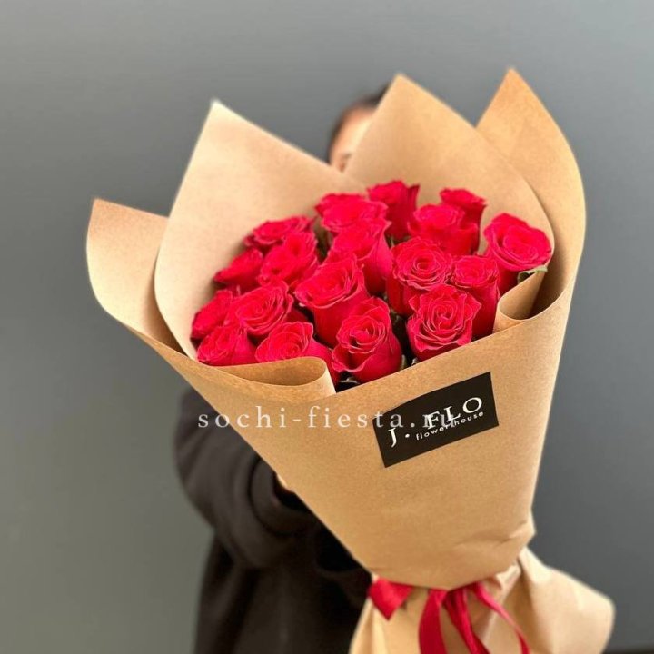19 красных роз в крафте в Королёве