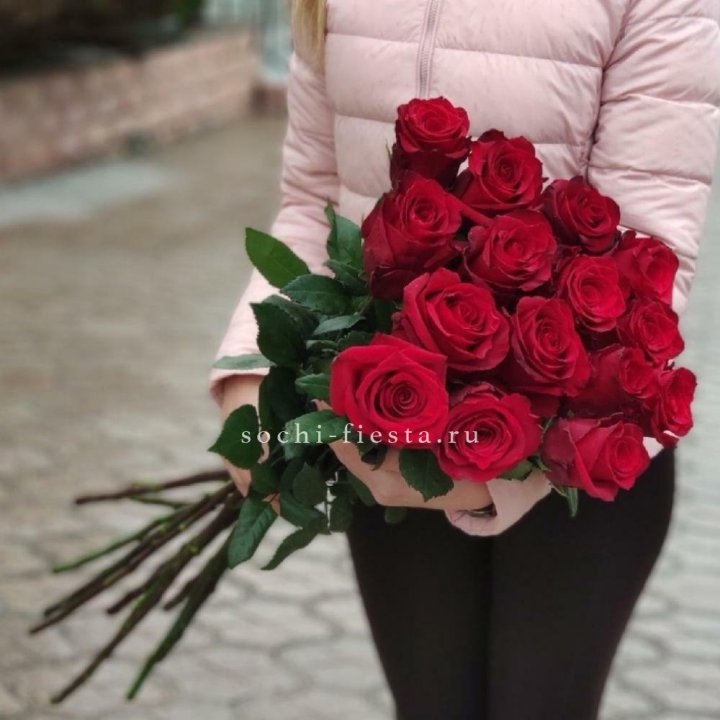 15 высоких красных роз в Королёве