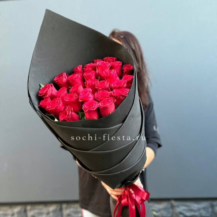 25 высоких красных роз в Королёве