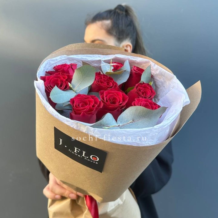 9 роз с эвкалиптом в Королёве