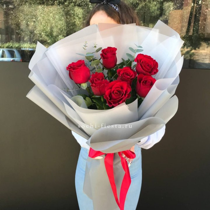 7 красных роз с эвкалиптом  в Королёве