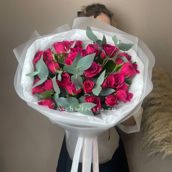 25 малиновых роз с эвкалиптом в Королёве