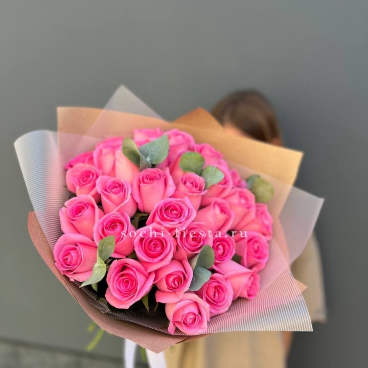 31 розовая роза с эвкалиптом в Королёве