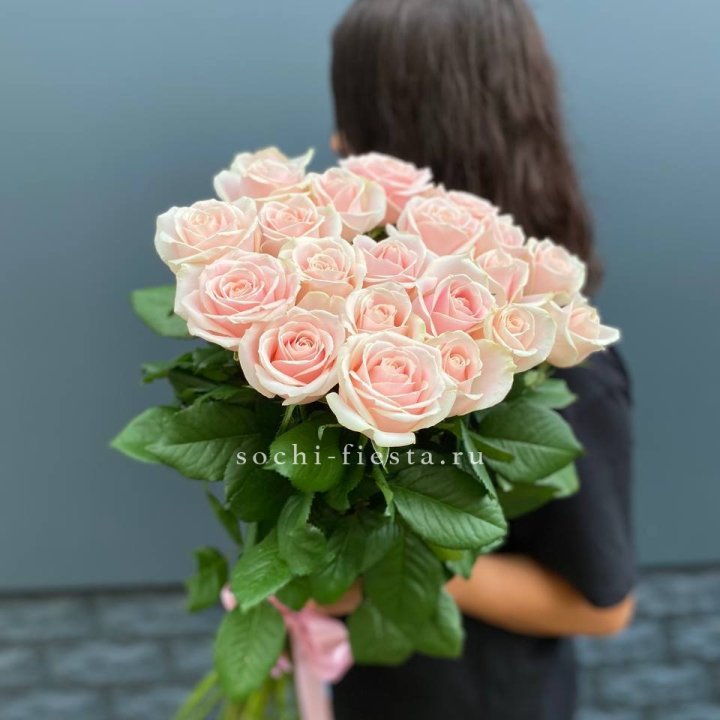 Высокие розовые розы в Королёве