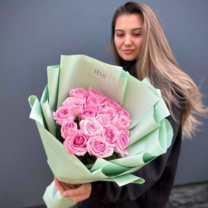 17 розовых роз в Королёве