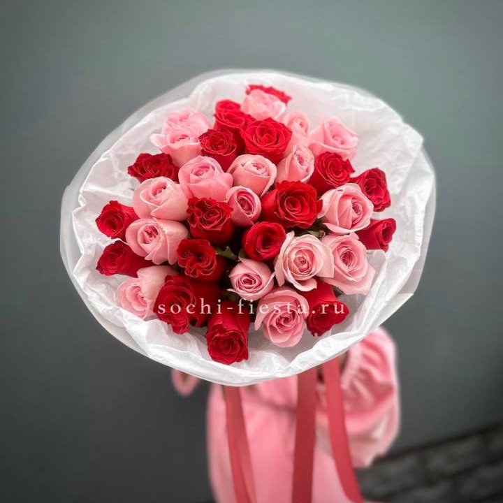 Букет красных и розовых 35 роз в Королёве