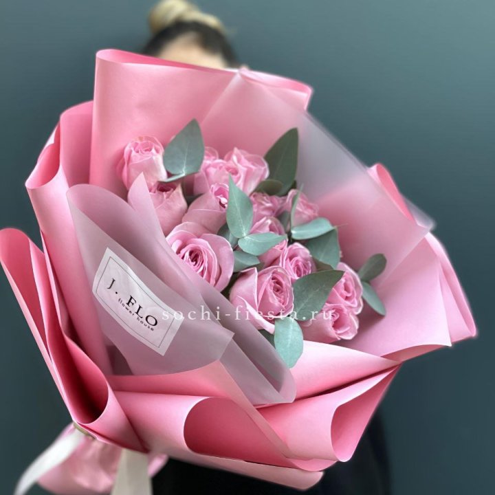 15 Розовых роз с эвкалиптом в Королёве