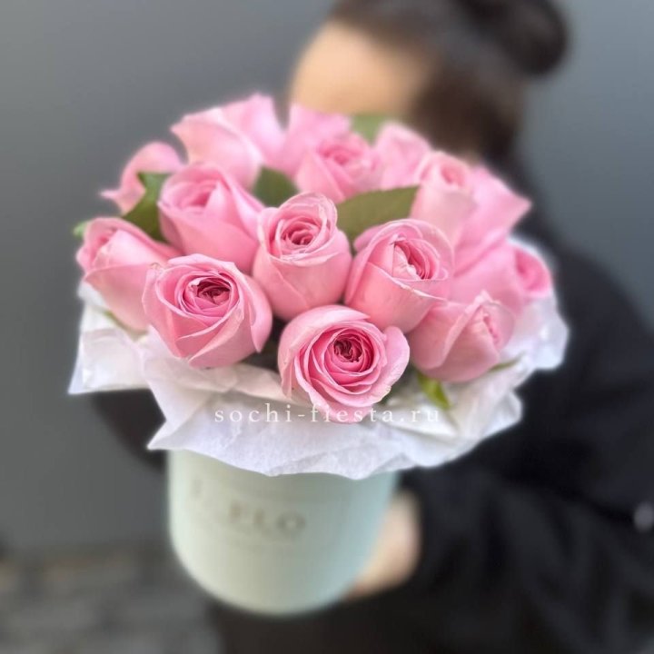 17 розовых роз в цилиндре в Королёве