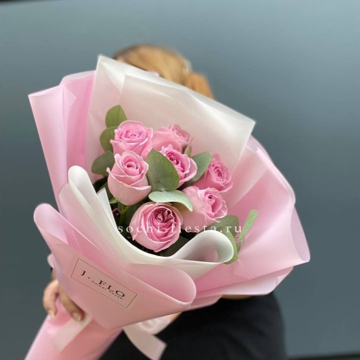 7 розовых роз с эвкалиптом в Королёве
