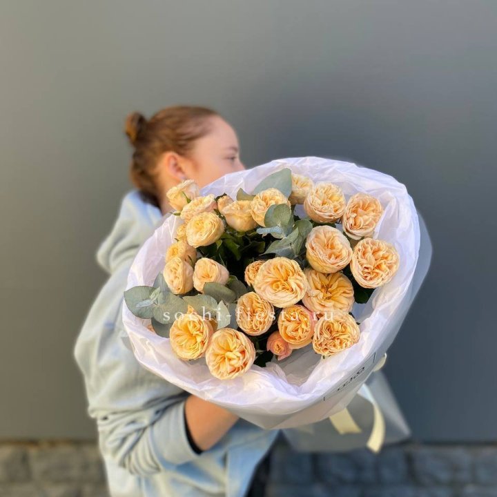 7 пионовидных роз в Королёве