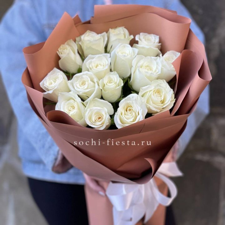 15 белых роз сиена в Королёве