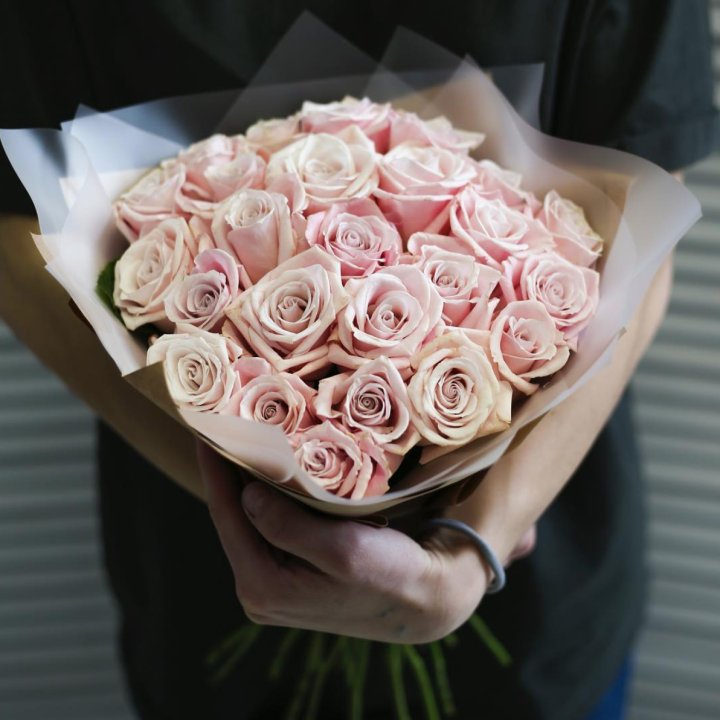 27 кремовых роз в Королёве