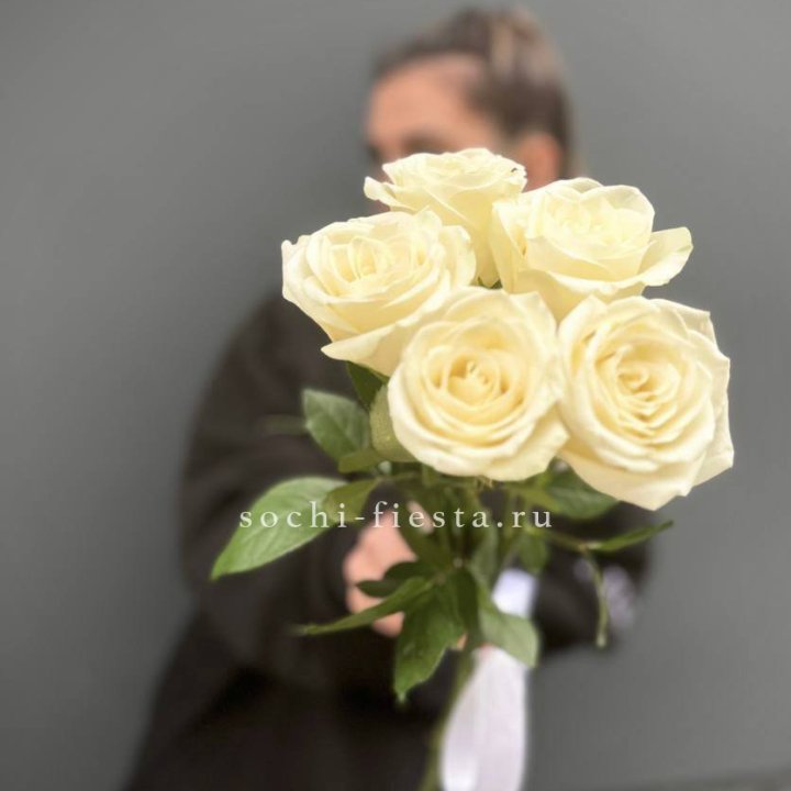 Букет 5 белых роз  в Королёве