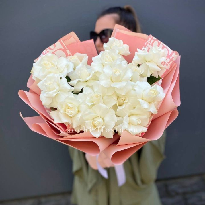 Белые розы "Аморе" в Королёве