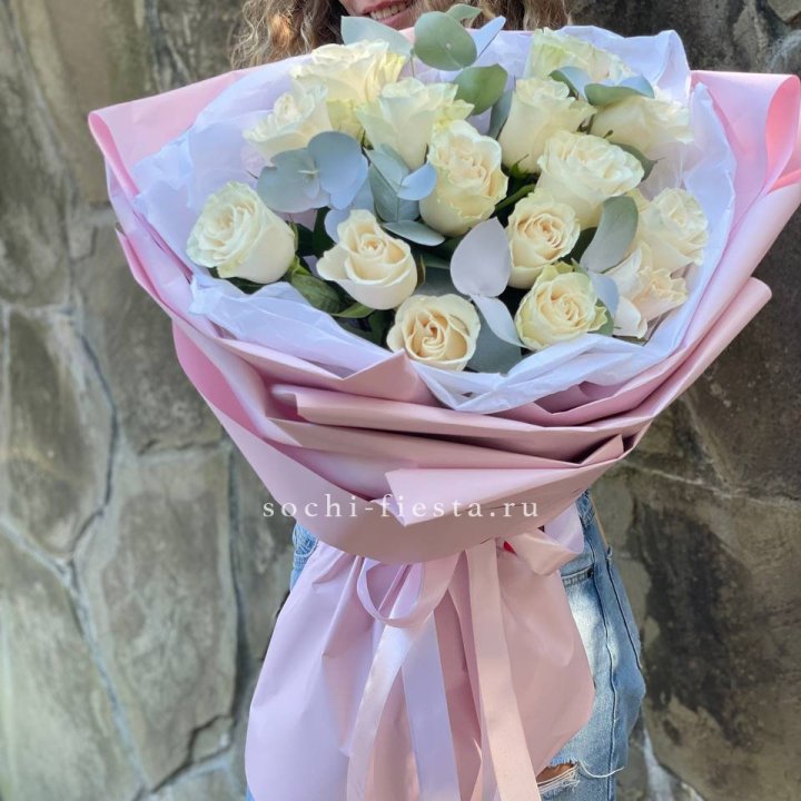 Белые розы в авторском оформлении в Королёве