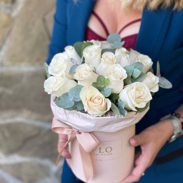 Цилиндр из белых роз в Королёве
