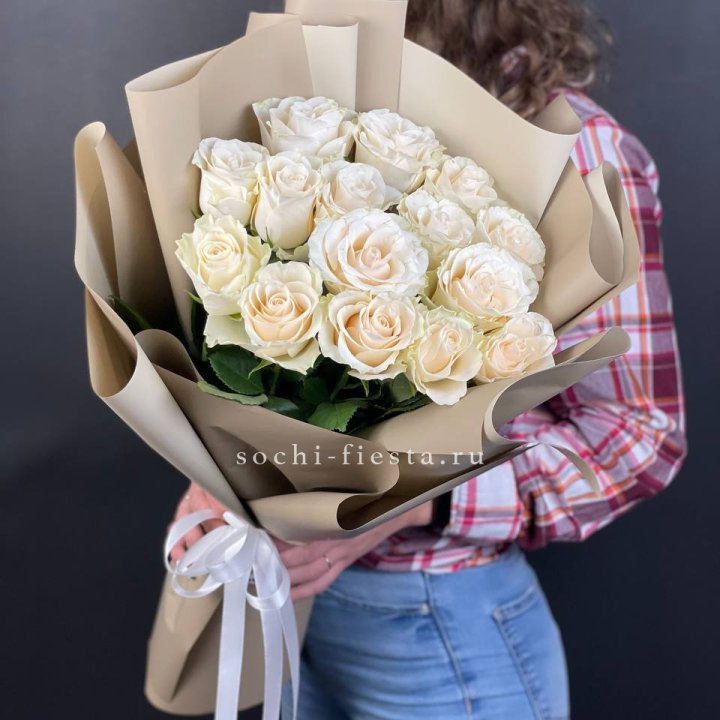 15 белых роз кофе в Королёве
