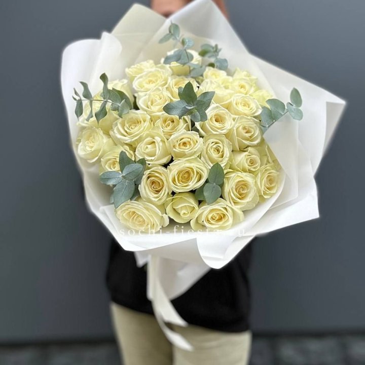 31 белая роза с эвкалиптом в Королёве