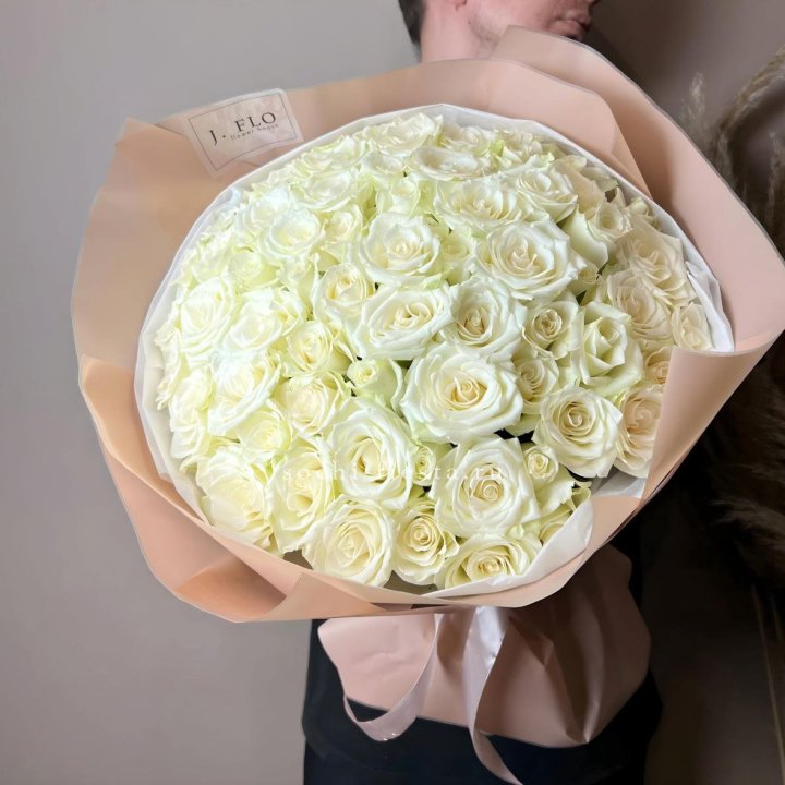 51 белая  роза в оформлении в Королёве