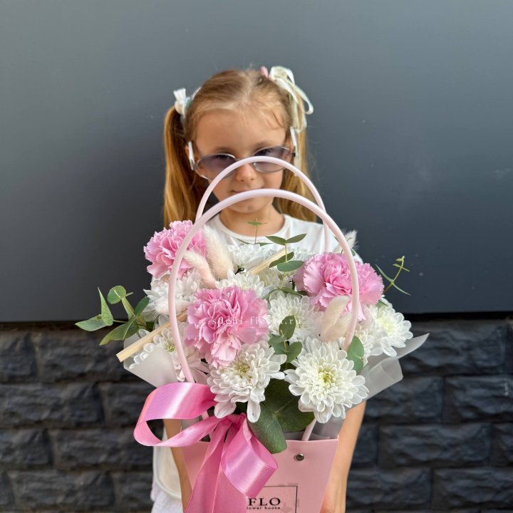 Сумочка из стойких хризантем и диантуса в Королёве