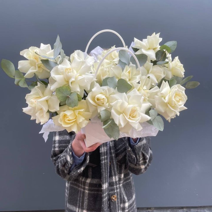 15 белых роз в сумочке в Королёве