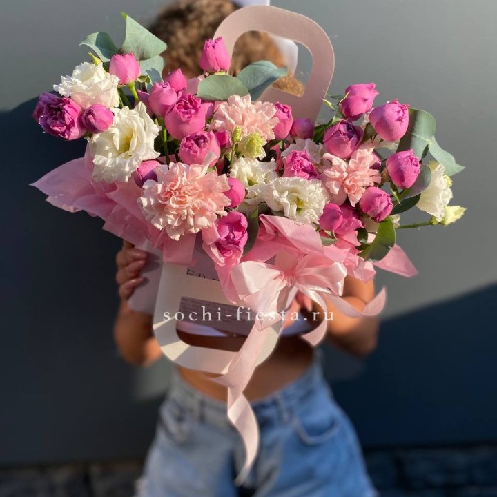 Сумочка с кустовой розой и диантусами в Королёве