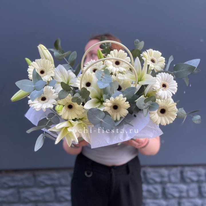 Сумочка лилии и герберы в Королёве